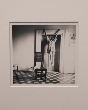 Dilek Yorulmaz Instagram - #francescawoodman 
.
.
.
Francesca Woodman was an American photographer known for her black-and-white self-portraits. Despite her short career, which ended with her suicide at the age of 22, Woodman produced over 800 untitled prints. Influenced by Surrealism and Conceptual Art, her work often featured recurring symbolic motifs such as birds, mirrors, and skulls. 
.
.
.
Francesca Woodman and Julia Margaret Cameron’s dreamy photographs in London ‘Portraits to Dream In’ is currently on show at London’s National Portrait Gallery.
.
.
.
#francescawoodmanphotography #fancesca #photography #nationalportraitgallery #nationalportraitgallerylondon #juliamargaretcameron #photography #photographer #portraitstodreamin #portraitstodreaminexhibition #womenphotographers #