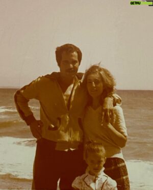 Dilek Yorulmaz Instagram - Once upon a time ♥️
.
.
.
#momdadandme #childhood #onceuponatime #nostalgia #timeflies #