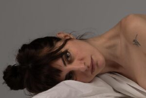 Dilek Yorulmaz Instagram - Depression is DEEP REST from the character that you are trying to play.
.
.
.
#depression #menthalhealthmatters #selfportrait #selfportraitartist #photography #experimental #photographer #artist #experimenting #selflove #studiophotography #deeprest #