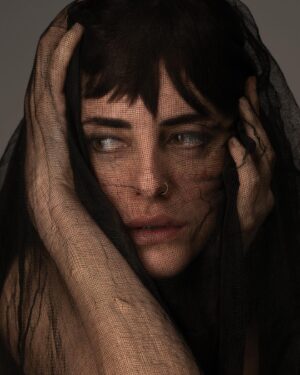 Dilek Yorulmaz Instagram - You can hide from others, but how can you hide from yourself?
.
.
.
Başkalarından saklanabilirsin ama kendinden nasıl saklanacaksın?
.
.
.
#selfportrait #selfportraitartist #selflove #photography #photooftheday #fineartphotography #studiophotography #artist #