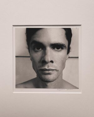 Dilek Yorulmaz Instagram - #francescawoodman 
.
.
.
Francesca Woodman was an American photographer known for her black-and-white self-portraits. Despite her short career, which ended with her suicide at the age of 22, Woodman produced over 800 untitled prints. Influenced by Surrealism and Conceptual Art, her work often featured recurring symbolic motifs such as birds, mirrors, and skulls. 
.
.
.
Francesca Woodman and Julia Margaret Cameron’s dreamy photographs in London ‘Portraits to Dream In’ is currently on show at London’s National Portrait Gallery.
.
.
.
#francescawoodmanphotography #fancesca #photography #nationalportraitgallery #nationalportraitgallerylondon #juliamargaretcameron #photography #photographer #portraitstodreamin #portraitstodreaminexhibition #womenphotographers #