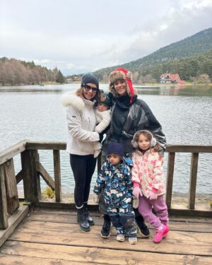 Dilşad Çelebi Instagram - Uzay kozalak ve balık, Dilay kar, Lidya ilginç bir şeyler aradı; ben de çocukluğumu aradım. Pek de muvaffak olamadık. Bolu’da yaşadığımız yıllar hep buraya gelirdik. Hem aynı gibi hem çok değişmiş gibi. Belki de benden kaynaklıdır. Ben de hem aynı gibiyim hem çok değişmiş gibiyim.