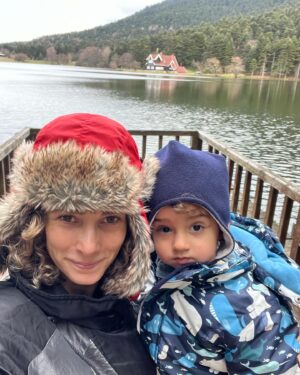 Dilşad Çelebi Instagram - Uzay kozalak ve balık, Dilay kar, Lidya ilginç bir şeyler aradı; ben de çocukluğumu aradım. Pek de muvaffak olamadık. Bolu’da yaşadığımız yıllar hep buraya gelirdik. Hem aynı gibi hem çok değişmiş gibi. Belki de benden kaynaklıdır. Ben de hem aynı gibiyim hem çok değişmiş gibiyim.