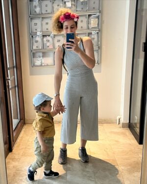 Dilşad Çelebi Instagram - İnsan, en çok vakit geçirdiği 5 kişinin ortalamasıymış ya hani vaktimin yüzde doksan beşi 1,5 yaş IQ’sundaki birisiyle geçiyor. Neyse ki çok tatlı…