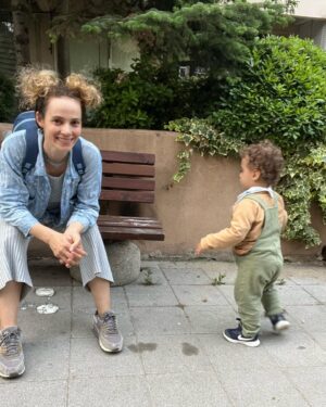 Dilşad Çelebi Instagram - İnsan, en çok vakit geçirdiği 5 kişinin ortalamasıymış ya hani vaktimin yüzde doksan beşi 1,5 yaş IQ’sundaki birisiyle geçiyor. Neyse ki çok tatlı…