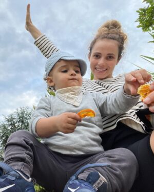Dilşad Çelebi Instagram - İnsan, en çok vakit geçirdiği 5 kişinin ortalamasıymış ya hani vaktimin yüzde doksan beşi 1,5 yaş IQ’sundaki birisiyle geçiyor. Neyse ki çok tatlı…