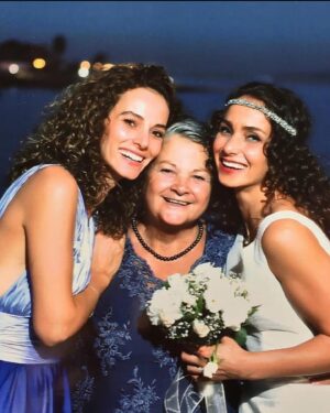 Dilşad Çelebi Instagram - Hayatımın en kötü günlerinden biri babamı kaybettikten sonraki ilk bayramımdı. Çünkü insan bayramda daha bir hissediyor yitirdiklerini. Sonra yeğenim oldu, oğlum oldu. Hatta yakında bir yeğenim daha olacak. Bu bayram günü ayrıca ablamın doğumgününü. İyi ki doğdu canımın içi… Hayat kocaman şeyler alıyor ama bir yandan da kocaman şeyler veriyor. Her mutlu günümde tekrar tekrar hissettim babamın yokluğunu, asla alışmadım ama güzel şeyler de oldu hayatımda. Bu bayram çoğumuz için çok zor geçiyor; annesini, babasını, kardeşini, çocuğunu kaybedenler için dayanılmaz bir gün. Kaybettiklerimizin yeri asla dolmayacak. Acınızı çok iyi anlıyorum demekten öte bir şey gelmiyor elimden. Umarım bundan sonra hayat güzel günler getirsin. İyi bayramlar