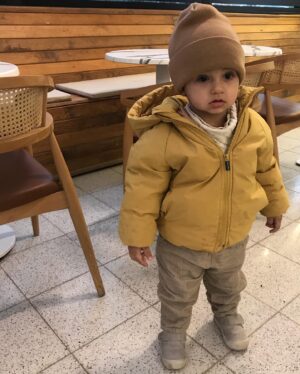 Dilşad Çelebi Instagram - “Bu sabah Süreyya Operası’nda ilk (çocuk) operamı izleyecektim ama uyuyakalınca kaçırdık. Annem planın bozulmasına ve biletlerin yanmasına biraz üzülür gibi yaptı ama beş aydır alamadığı uykusunu aldığı İçin hemen unuttu gitti. “Olsun sanata destek. Sonra yine gideriz” dedi. Bari sergi gezelim dedik. Evden çıkar çıkmaz yağmura yakalanınca bir kafede oturduk mecburen. Orada tebeşirle masalara zürafa çizdik ama ben annemin anlamadığı sebeplerden sinirlenip tebeşirleri sağa sola fırlatmaya başlayınca annem yangından mal kaçırır gibi beni paketledi. Uykum gelmişmiş. Oysa gelmemişti, zaten uyumadım da 😈 Yağmur da azalır gibiydi. Ben yağmurluğun penceresinden kafamı çıkardım gezerken. Sonra sergi gezdik. Ben bi tek resimlerdeki mav’larla ilgilendim. Ama güzel sergiydi birkaç kez tavaf ettim. Son olarak yeni delikli bir kitap aldık ve eve döndük. Annemi ara ara geçirdiğim sinir krizlerimle biraz yorduğum İçin eve gelince öptüm barıştık.”
