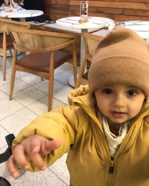 Dilşad Çelebi Instagram - “Bu sabah Süreyya Operası’nda ilk (çocuk) operamı izleyecektim ama uyuyakalınca kaçırdık. Annem planın bozulmasına ve biletlerin yanmasına biraz üzülür gibi yaptı ama beş aydır alamadığı uykusunu aldığı İçin hemen unuttu gitti. “Olsun sanata destek. Sonra yine gideriz” dedi. Bari sergi gezelim dedik. Evden çıkar çıkmaz yağmura yakalanınca bir kafede oturduk mecburen. Orada tebeşirle masalara zürafa çizdik ama ben annemin anlamadığı sebeplerden sinirlenip tebeşirleri sağa sola fırlatmaya başlayınca annem yangından mal kaçırır gibi beni paketledi. Uykum gelmişmiş. Oysa gelmemişti, zaten uyumadım da 😈 Yağmur da azalır gibiydi. Ben yağmurluğun penceresinden kafamı çıkardım gezerken. Sonra sergi gezdik. Ben bi tek resimlerdeki mav’larla ilgilendim. Ama güzel sergiydi birkaç kez tavaf ettim. Son olarak yeni delikli bir kitap aldık ve eve döndük. Annemi ara ara geçirdiğim sinir krizlerimle biraz yorduğum İçin eve gelince öptüm barıştık.”
