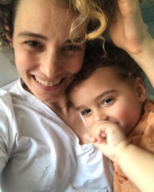 Dilşad Çelebi Instagram - “Bu sabah Süreyya Operası’nda ilk (çocuk) operamı izleyecektim ama uyuyakalınca kaçırdık. Annem planın bozulmasına ve biletlerin yanmasına biraz üzülür gibi yaptı ama beş aydır alamadığı uykusunu aldığı İçin hemen unuttu gitti. “Olsun sanata destek. Sonra yine gideriz” dedi. Bari sergi gezelim dedik. Evden çıkar çıkmaz yağmura yakalanınca bir kafede oturduk mecburen. Orada tebeşirle masalara zürafa çizdik ama ben annemin anlamadığı sebeplerden sinirlenip tebeşirleri sağa sola fırlatmaya başlayınca annem yangından mal kaçırır gibi beni paketledi. Uykum gelmişmiş. Oysa gelmemişti, zaten uyumadım da 😈 Yağmur da azalır gibiydi. Ben yağmurluğun penceresinden kafamı çıkardım gezerken. Sonra sergi gezdik. Ben bi tek resimlerdeki mav’larla ilgilendim. Ama güzel sergiydi birkaç kez tavaf ettim. Son olarak yeni delikli bir kitap aldık ve eve döndük. Annemi ara ara geçirdiğim sinir krizlerimle biraz yorduğum İçin eve gelince öptüm barıştık.”