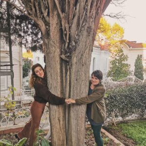 Dilşah Demir Instagram - Sevdik, sarıldık, sarmaladık. Di mi @ecebaykalf ?🌿☘️🏵️💐🌼🌻