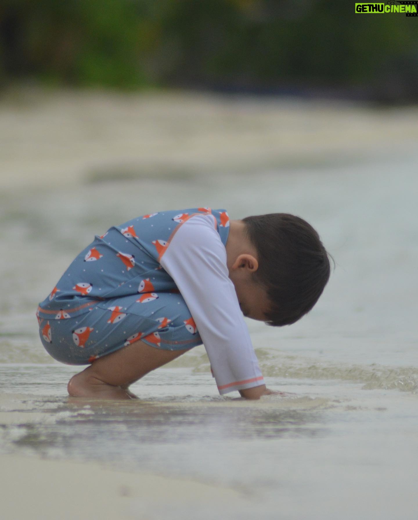 Dimas Aditya - 2.3K Likes - Pahawang photo dump 2.
Pantai di pulau sekitarnya cocok buat ngelatih sensory anak karena pasirnya lembut dan cukup bersih. Kalo buat snorkling/diving site sebenernya bagus, tapi sayang sering ketemu spot yang rusak dan sampah. Cuma buatku tetep sangat menyenangkan karena aku suka laut. Dari berempat yang snorkling, ujung-ujungnya cuma sendirian aja (seperti biasa) haha.. untung ditemenin @gass_nusantara yang sabar nungguin saya berenang ke sana ke mari, minta cariin spot bagus lainnya.
Overall, visit Pahawang oke juga gaes buat hilang hiling.. udah makin mudah terjangkau apalagi sejak tol Sumatera jadi.