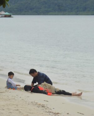Dimas Aditya Instagram - Pahawang photo dump 2.

Pantai di pulau sekitarnya cocok buat ngelatih sensory anak karena pasirnya lembut dan cukup bersih. Kalo buat snorkling/diving site sebenernya bagus, tapi sayang sering ketemu spot yang rusak dan sampah. Cuma buatku tetep sangat menyenangkan karena aku suka laut. Dari berempat yang snorkling, ujung-ujungnya cuma sendirian aja (seperti biasa) haha.. untung ditemenin @gass_nusantara yang sabar nungguin saya berenang ke sana ke mari, minta cariin spot bagus lainnya. 
Overall, visit Pahawang oke juga gaes buat hilang hiling.. udah makin mudah terjangkau apalagi sejak tol Sumatera jadi.