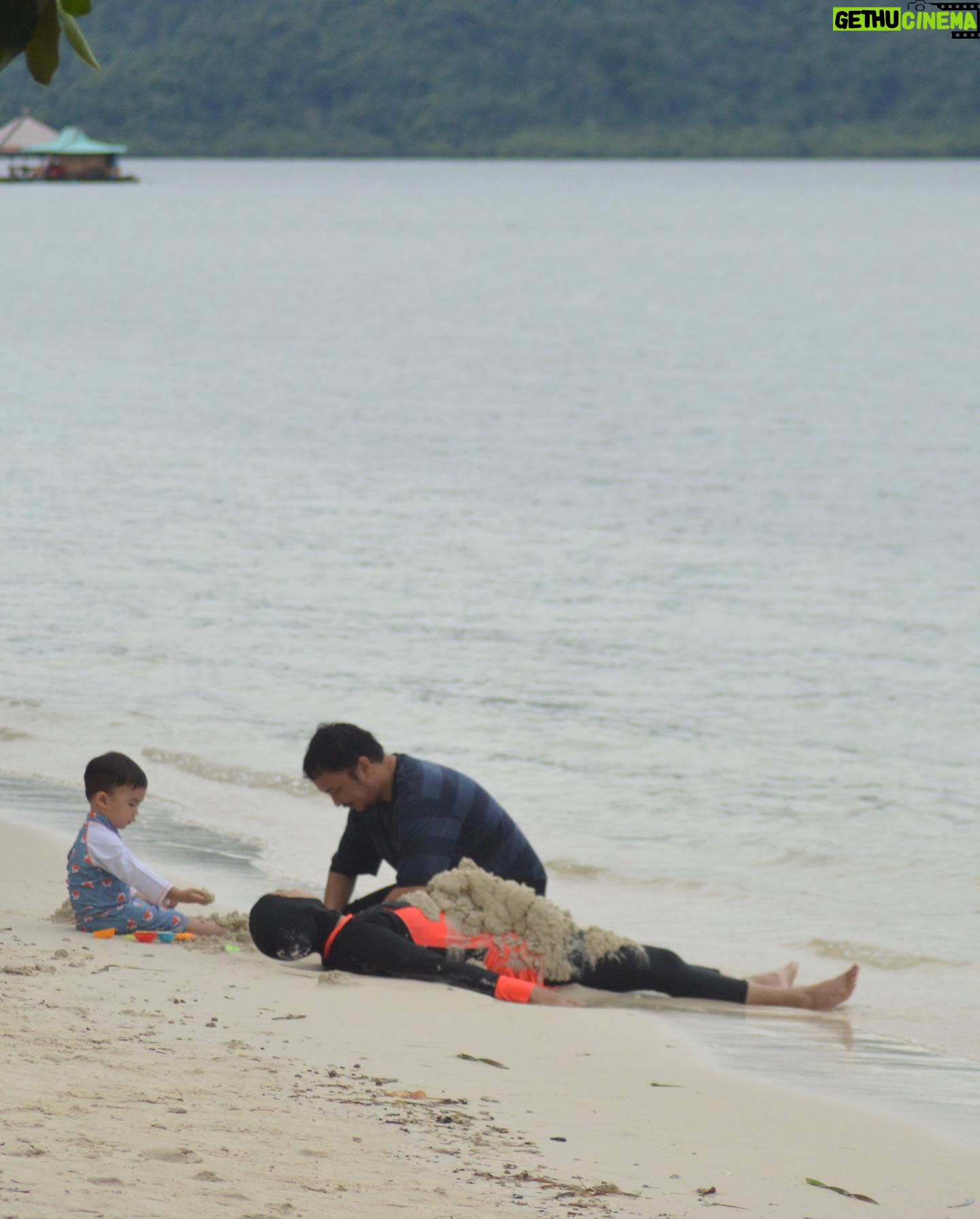 Dimas Aditya - 2.3K Likes - Pahawang photo dump 2.
Pantai di pulau sekitarnya cocok buat ngelatih sensory anak karena pasirnya lembut dan cukup bersih. Kalo buat snorkling/diving site sebenernya bagus, tapi sayang sering ketemu spot yang rusak dan sampah. Cuma buatku tetep sangat menyenangkan karena aku suka laut. Dari berempat yang snorkling, ujung-ujungnya cuma sendirian aja (seperti biasa) haha.. untung ditemenin @gass_nusantara yang sabar nungguin saya berenang ke sana ke mari, minta cariin spot bagus lainnya.
Overall, visit Pahawang oke juga gaes buat hilang hiling.. udah makin mudah terjangkau apalagi sejak tol Sumatera jadi.