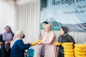 Dimas Aditya Instagram - Keseruan event Moorlife Berbagi Berkah Qurban di 38 provinsi kemarin. Selain dapat tausiyah bermakna dari @ustad_solmed , bisa nyicipin tongseng enak buatan chef @gilang_ramadhano , bonus dapat wadah yang sustainable pula. Semangat berbagi @moorlife.official , semoga selalu mendatangkan keberkahan. Bangga produk lokal! ❤️