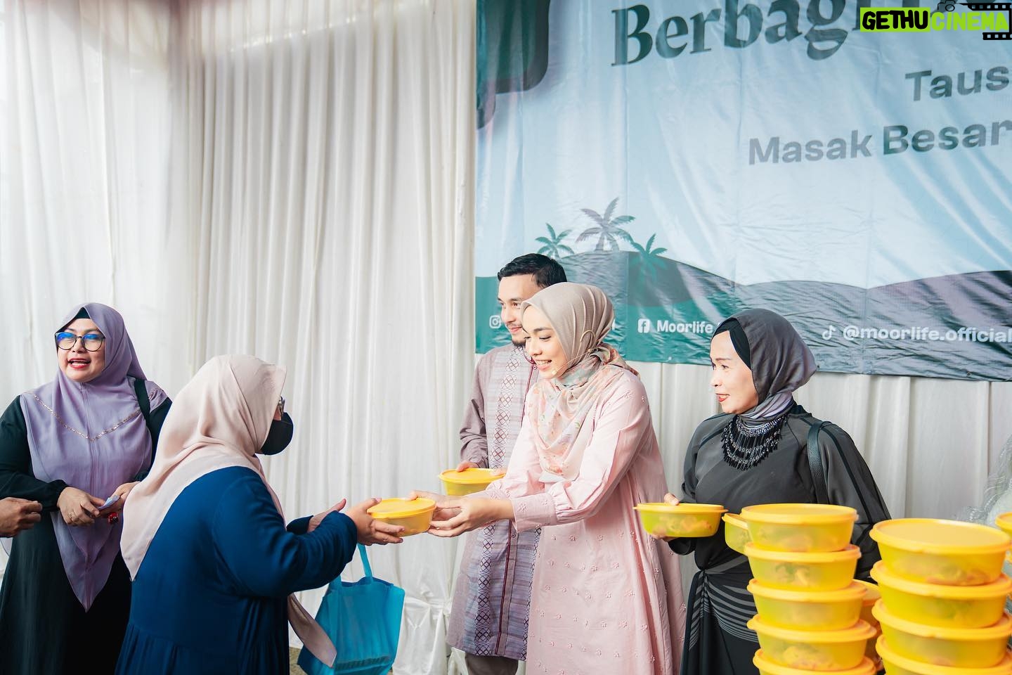 Dimas Aditya - 756 Likes - Keseruan event Moorlife Berbagi Berkah Qurban di 38 provinsi kemarin. Selain dapat tausiyah bermakna dari @ustad_solmed , bisa nyicipin tongseng enak buatan chef @gilang_ramadhano , bonus dapat wadah yang sustainable pula. Semangat berbagi @moorlife.official , semoga selalu mendatangkan keberkahan. Bangga produk lokal! ❤️