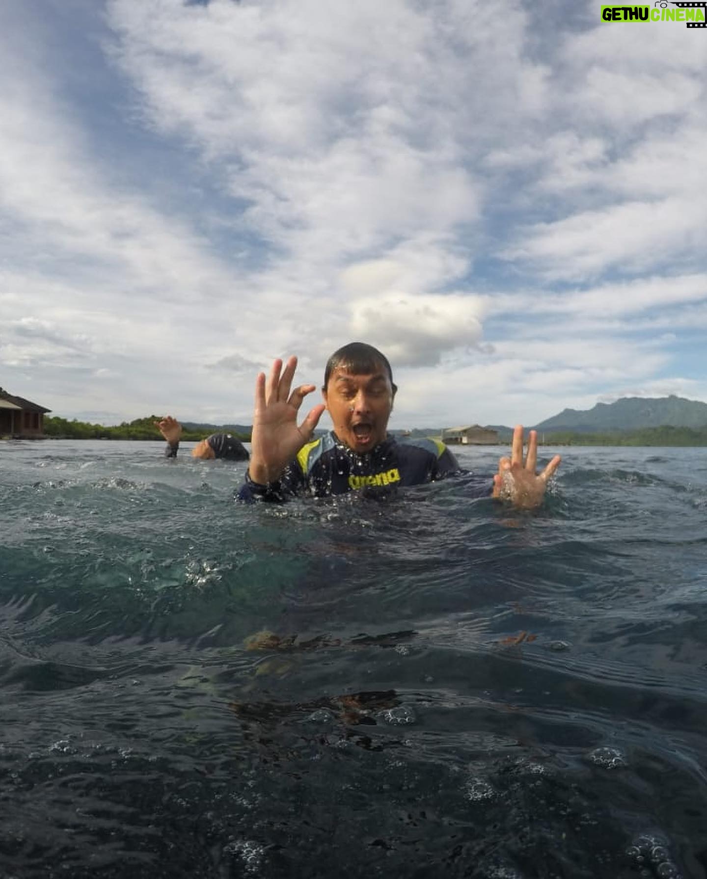 Dimas Aditya - 2.3K Likes - Pahawang photo dump 2.
Pantai di pulau sekitarnya cocok buat ngelatih sensory anak karena pasirnya lembut dan cukup bersih. Kalo buat snorkling/diving site sebenernya bagus, tapi sayang sering ketemu spot yang rusak dan sampah. Cuma buatku tetep sangat menyenangkan karena aku suka laut. Dari berempat yang snorkling, ujung-ujungnya cuma sendirian aja (seperti biasa) haha.. untung ditemenin @gass_nusantara yang sabar nungguin saya berenang ke sana ke mari, minta cariin spot bagus lainnya.
Overall, visit Pahawang oke juga gaes buat hilang hiling.. udah makin mudah terjangkau apalagi sejak tol Sumatera jadi.