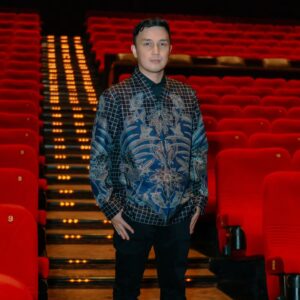 Dimas Aditya Instagram - At the Premier Sinden Gaib 
I'm wearing @iwantirta_batik 
Styled by @hagaipakan & @assyifanrl
📸 @ikhsanprastowo

Film Jagat Alam Gaib : Sinden Gaib produksi @starvisionplus akan tayang 22 Februari 2024 di bioskop-bioskop Indonesia. Selamat Menonton.