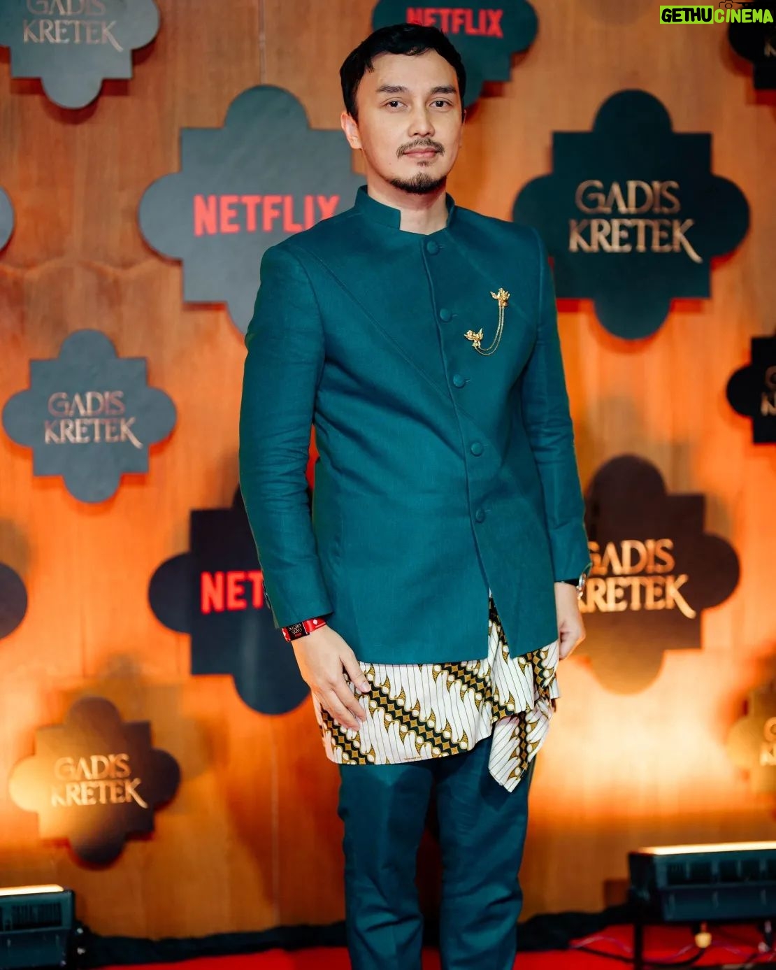 Dimas Aditya - 1.4K Likes - Red Carpet Premier Gadis Kretek
Stylist @wanda_haraa
Outfit @biehintailor
Breastpin @tuloladesigns