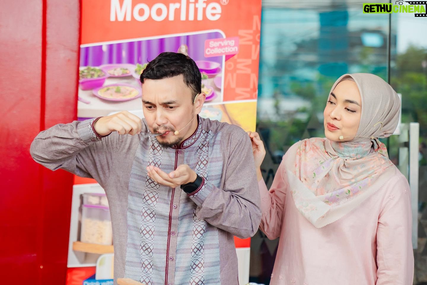Dimas Aditya - 756 Likes - Keseruan event Moorlife Berbagi Berkah Qurban di 38 provinsi kemarin. Selain dapat tausiyah bermakna dari @ustad_solmed , bisa nyicipin tongseng enak buatan chef @gilang_ramadhano , bonus dapat wadah yang sustainable pula. Semangat berbagi @moorlife.official , semoga selalu mendatangkan keberkahan. Bangga produk lokal! ❤️
