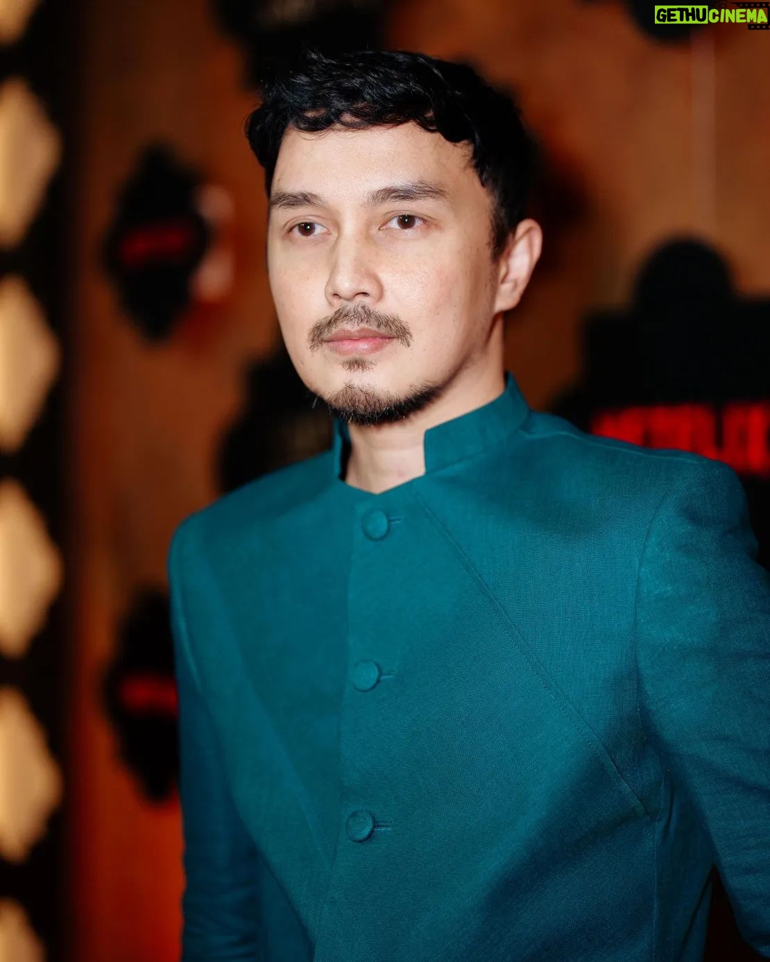 Dimas Aditya - 1.4K Likes - Red Carpet Premier Gadis Kretek
Stylist @wanda_haraa
Outfit @biehintailor
Breastpin @tuloladesigns