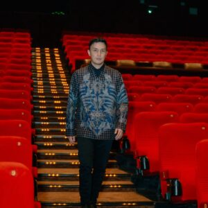Dimas Aditya Instagram - At the Premier Sinden Gaib 
I'm wearing @iwantirta_batik 
Styled by @hagaipakan & @assyifanrl
📸 @ikhsanprastowo

Film Jagat Alam Gaib : Sinden Gaib produksi @starvisionplus akan tayang 22 Februari 2024 di bioskop-bioskop Indonesia. Selamat Menonton.