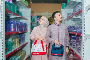 Dimas Aditya Instagram - Keseruan event Moorlife Berbagi Berkah Qurban di 38 provinsi kemarin. Selain dapat tausiyah bermakna dari @ustad_solmed , bisa nyicipin tongseng enak buatan chef @gilang_ramadhano , bonus dapat wadah yang sustainable pula. Semangat berbagi @moorlife.official , semoga selalu mendatangkan keberkahan. Bangga produk lokal! ❤️