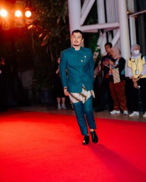 Dimas Aditya Instagram - Red Carpet Premier Gadis Kretek
Stylist @wanda_haraa 
Outfit @biehintailor
Breastpin @tuloladesigns