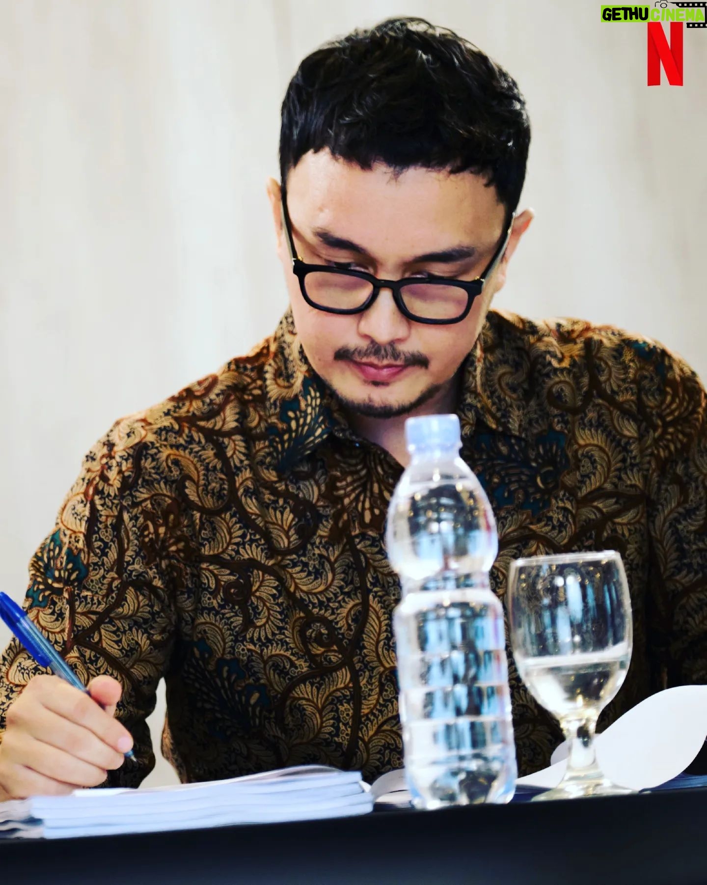 Dimas Aditya - 1.1K Likes - Kenalkan nama saya Karim. Anak ke-2 dari Soeraja, pemilik perusahaan rokok tersukses.
Nantikan kami di serial terbaru Netflix, _Gadis Kretek_.
Diangkat dari novel karya Ratih Kumala, Gadis Kretek bercerita tentang kisah cinta yang elok berlatar kejayaan industri kretek Indonesia dan dua masa yang saling terhubung.
Tunggu kami segera, hanya di Netflix!
#GadisKretek
@NetflixID