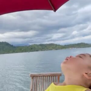 Dimas Aditya Instagram - Pahawang photo dump 2.

Pantai di pulau sekitarnya cocok buat ngelatih sensory anak karena pasirnya lembut dan cukup bersih. Kalo buat snorkling/diving site sebenernya bagus, tapi sayang sering ketemu spot yang rusak dan sampah. Cuma buatku tetep sangat menyenangkan karena aku suka laut. Dari berempat yang snorkling, ujung-ujungnya cuma sendirian aja (seperti biasa) haha.. untung ditemenin @gass_nusantara yang sabar nungguin saya berenang ke sana ke mari, minta cariin spot bagus lainnya. 
Overall, visit Pahawang oke juga gaes buat hilang hiling.. udah makin mudah terjangkau apalagi sejak tol Sumatera jadi.