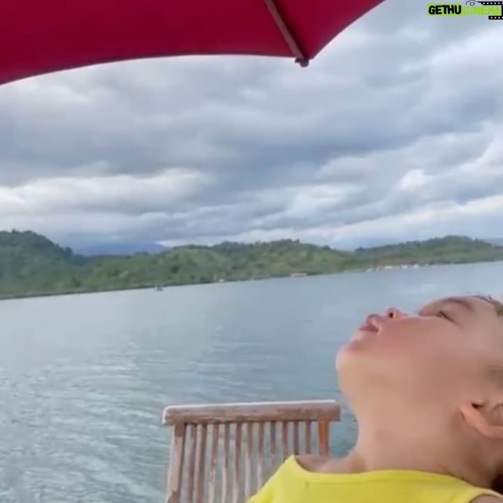 Dimas Aditya - 2.3K Likes - Pahawang photo dump 2.
Pantai di pulau sekitarnya cocok buat ngelatih sensory anak karena pasirnya lembut dan cukup bersih. Kalo buat snorkling/diving site sebenernya bagus, tapi sayang sering ketemu spot yang rusak dan sampah. Cuma buatku tetep sangat menyenangkan karena aku suka laut. Dari berempat yang snorkling, ujung-ujungnya cuma sendirian aja (seperti biasa) haha.. untung ditemenin @gass_nusantara yang sabar nungguin saya berenang ke sana ke mari, minta cariin spot bagus lainnya.
Overall, visit Pahawang oke juga gaes buat hilang hiling.. udah makin mudah terjangkau apalagi sejak tol Sumatera jadi.