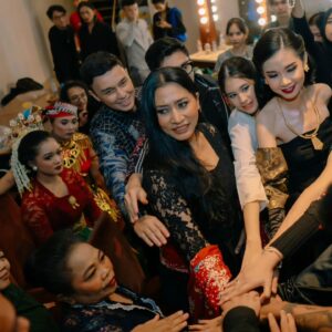 Dimas Aditya Instagram - At the Premier Sinden Gaib 
I'm wearing @iwantirta_batik 
Styled by @hagaipakan & @assyifanrl
📸 @ikhsanprastowo

Film Jagat Alam Gaib : Sinden Gaib produksi @starvisionplus akan tayang 22 Februari 2024 di bioskop-bioskop Indonesia. Selamat Menonton.