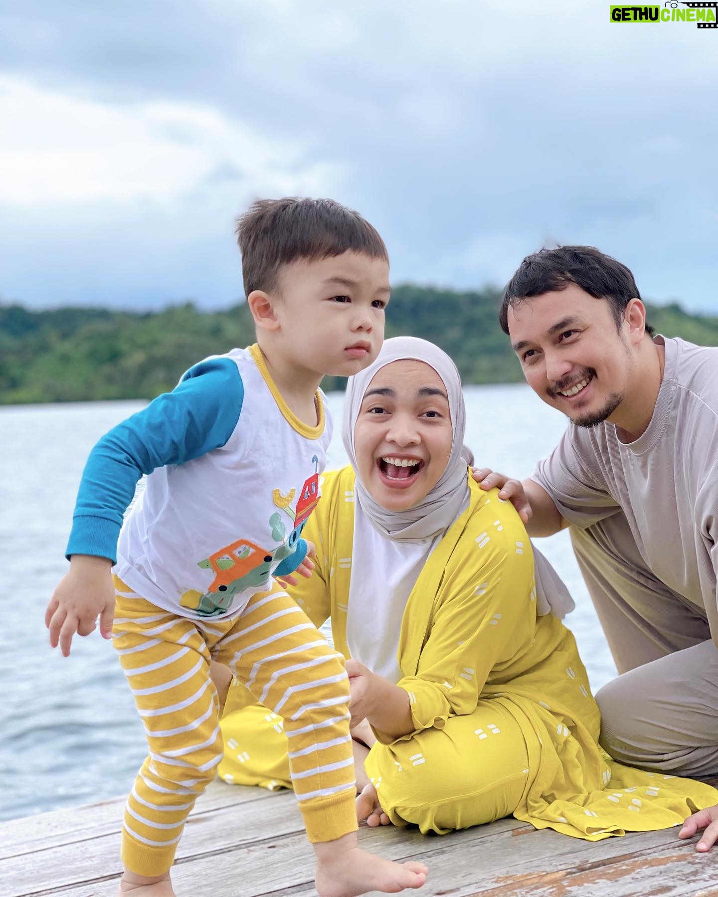 Dimas Aditya - 4.5K Likes - Pahawang photo dump 1.
Biasa ke Lampung di kotanya aja, kali ini ayah @dimsad77 ngajak keluarga ke pulau Pahawang. Ke sananya sejam menuju pelabuhan Ketapang, terus nyambung pake boat sekitar 15 menit untuk sampe ke penginapan. Vilanya ngapung sementara cuaca lagi kurang bersahabat dan pas banget tanggal 19-nya gempa di Bengkulu.. mantep deh sensasi goyangan ombaknya kebawa sampe daratan. Kondisi kamar kami pas ombak lagi gede ada di slide terakhir. Mayan bikin sport jantung tapi buatku sih enjoy yaa digoyang-goyang. Gatau deh yang lain 😂.
