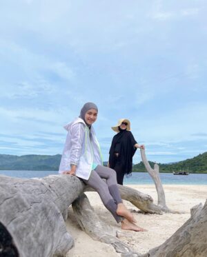 Dimas Aditya Instagram - Pahawang photo dump 1.

Biasa ke Lampung di kotanya aja, kali ini ayah @dimsad77 ngajak keluarga ke pulau Pahawang. Ke sananya sejam menuju pelabuhan Ketapang, terus nyambung pake boat sekitar 15 menit untuk sampe ke penginapan. Vilanya ngapung sementara cuaca lagi kurang bersahabat dan pas banget tanggal 19-nya gempa di Bengkulu.. mantep deh sensasi goyangan ombaknya kebawa sampe daratan. Kondisi kamar kami pas ombak lagi gede ada di slide terakhir. Mayan bikin sport jantung tapi buatku sih enjoy yaa digoyang-goyang. Gatau deh yang lain 😂.