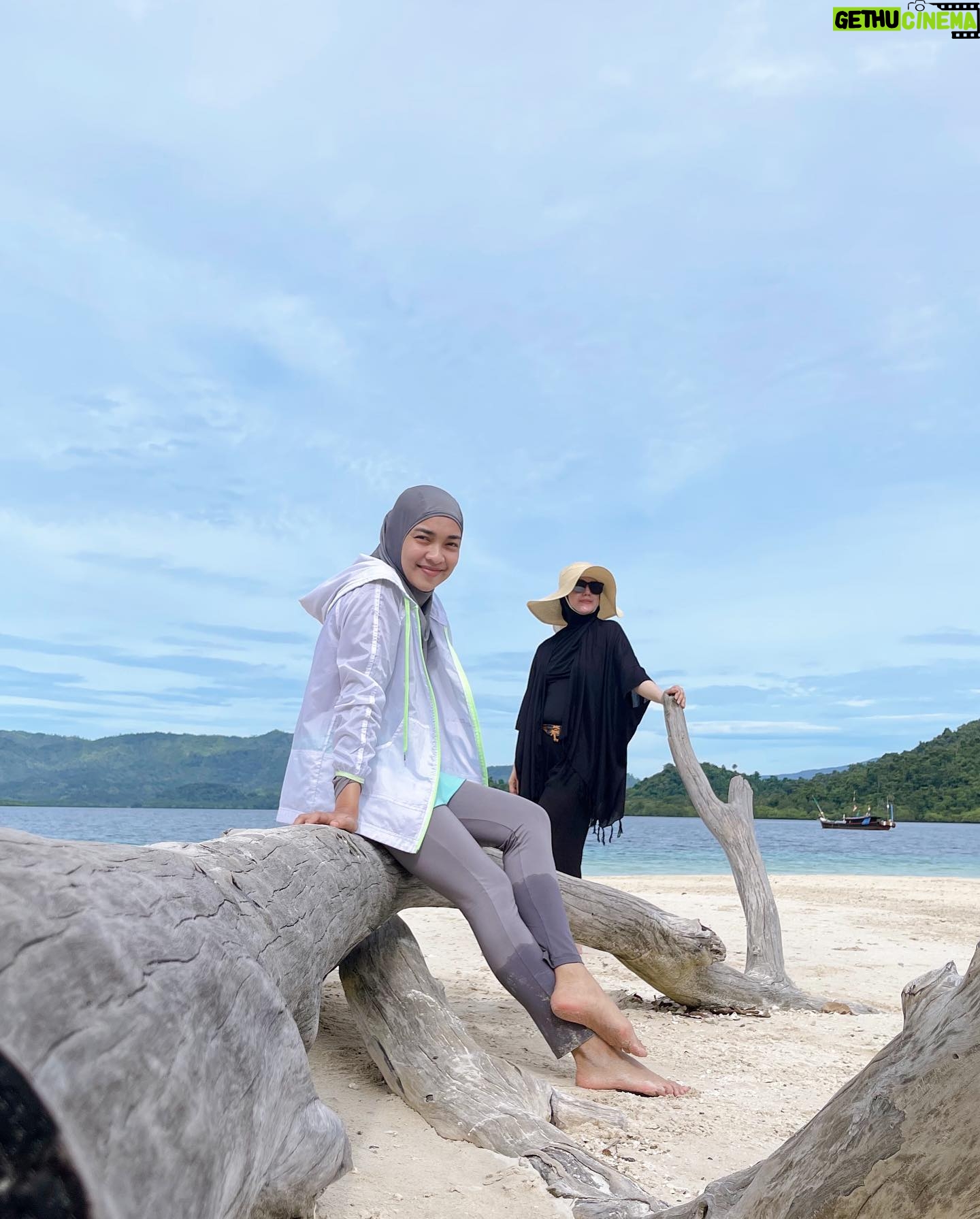 Dimas Aditya - 4.5K Likes - Pahawang photo dump 1.
Biasa ke Lampung di kotanya aja, kali ini ayah @dimsad77 ngajak keluarga ke pulau Pahawang. Ke sananya sejam menuju pelabuhan Ketapang, terus nyambung pake boat sekitar 15 menit untuk sampe ke penginapan. Vilanya ngapung sementara cuaca lagi kurang bersahabat dan pas banget tanggal 19-nya gempa di Bengkulu.. mantep deh sensasi goyangan ombaknya kebawa sampe daratan. Kondisi kamar kami pas ombak lagi gede ada di slide terakhir. Mayan bikin sport jantung tapi buatku sih enjoy yaa digoyang-goyang. Gatau deh yang lain 😂.