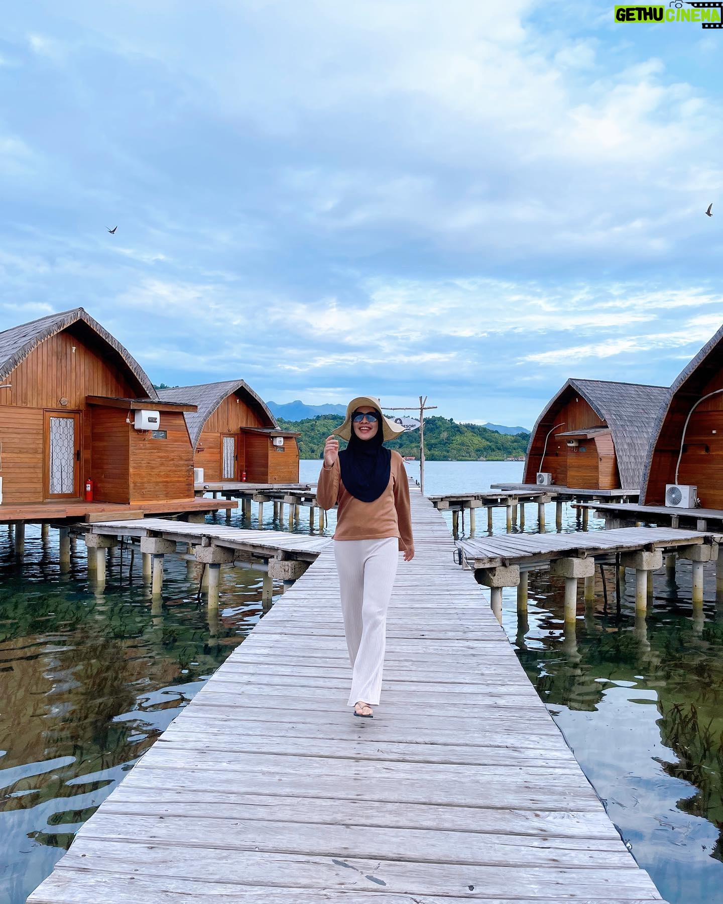 Dimas Aditya - 4.5K Likes - Pahawang photo dump 1.
Biasa ke Lampung di kotanya aja, kali ini ayah @dimsad77 ngajak keluarga ke pulau Pahawang. Ke sananya sejam menuju pelabuhan Ketapang, terus nyambung pake boat sekitar 15 menit untuk sampe ke penginapan. Vilanya ngapung sementara cuaca lagi kurang bersahabat dan pas banget tanggal 19-nya gempa di Bengkulu.. mantep deh sensasi goyangan ombaknya kebawa sampe daratan. Kondisi kamar kami pas ombak lagi gede ada di slide terakhir. Mayan bikin sport jantung tapi buatku sih enjoy yaa digoyang-goyang. Gatau deh yang lain 😂.