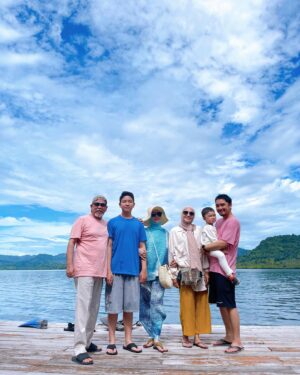 Dimas Aditya Instagram - Pahawang photo dump 1.

Biasa ke Lampung di kotanya aja, kali ini ayah @dimsad77 ngajak keluarga ke pulau Pahawang. Ke sananya sejam menuju pelabuhan Ketapang, terus nyambung pake boat sekitar 15 menit untuk sampe ke penginapan. Vilanya ngapung sementara cuaca lagi kurang bersahabat dan pas banget tanggal 19-nya gempa di Bengkulu.. mantep deh sensasi goyangan ombaknya kebawa sampe daratan. Kondisi kamar kami pas ombak lagi gede ada di slide terakhir. Mayan bikin sport jantung tapi buatku sih enjoy yaa digoyang-goyang. Gatau deh yang lain 😂.