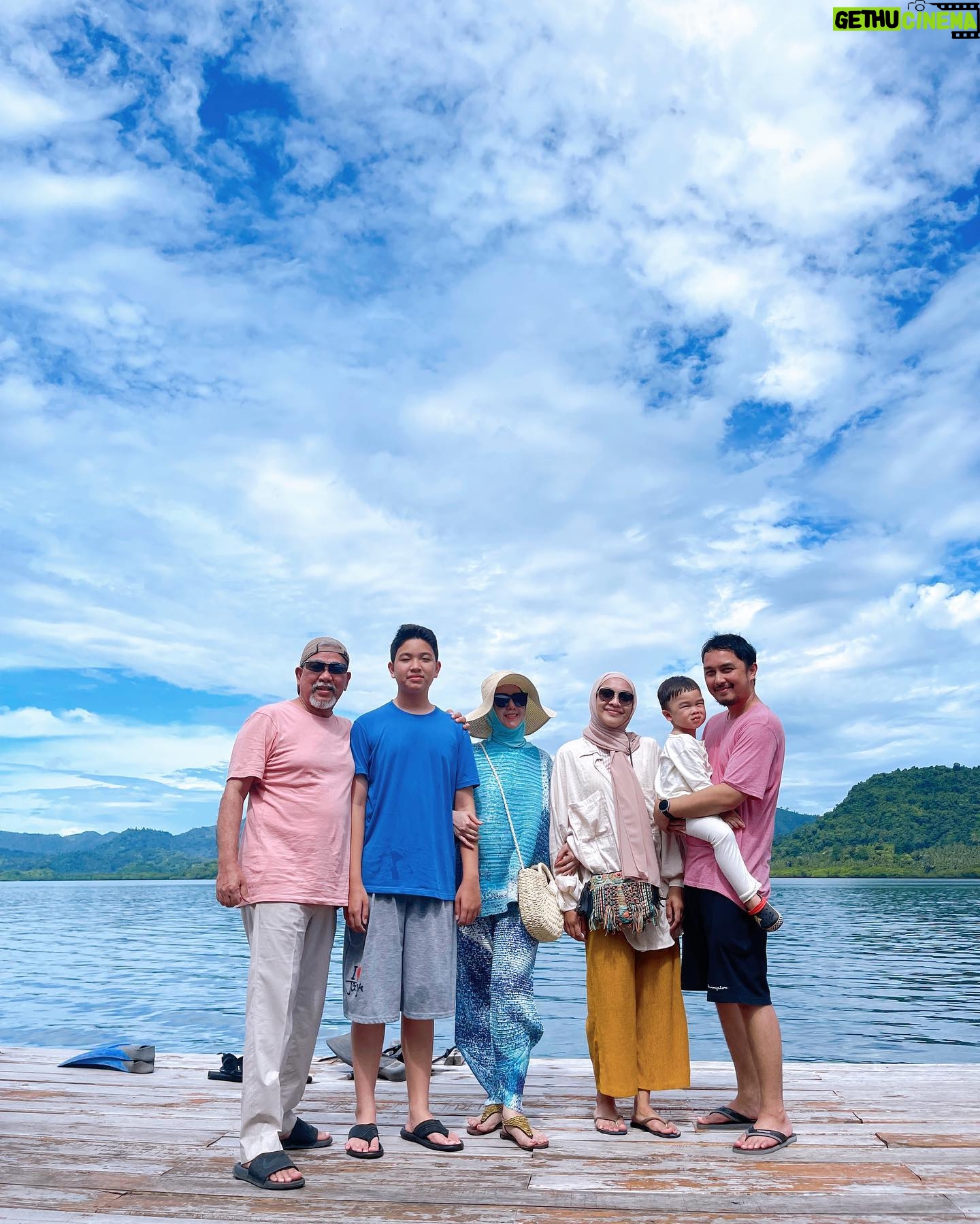 Dimas Aditya - 4.5K Likes - Pahawang photo dump 1.
Biasa ke Lampung di kotanya aja, kali ini ayah @dimsad77 ngajak keluarga ke pulau Pahawang. Ke sananya sejam menuju pelabuhan Ketapang, terus nyambung pake boat sekitar 15 menit untuk sampe ke penginapan. Vilanya ngapung sementara cuaca lagi kurang bersahabat dan pas banget tanggal 19-nya gempa di Bengkulu.. mantep deh sensasi goyangan ombaknya kebawa sampe daratan. Kondisi kamar kami pas ombak lagi gede ada di slide terakhir. Mayan bikin sport jantung tapi buatku sih enjoy yaa digoyang-goyang. Gatau deh yang lain 😂.