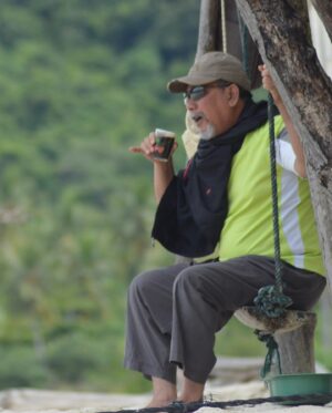 Dimas Aditya Instagram - Pahawang photo dump 1.

Biasa ke Lampung di kotanya aja, kali ini ayah @dimsad77 ngajak keluarga ke pulau Pahawang. Ke sananya sejam menuju pelabuhan Ketapang, terus nyambung pake boat sekitar 15 menit untuk sampe ke penginapan. Vilanya ngapung sementara cuaca lagi kurang bersahabat dan pas banget tanggal 19-nya gempa di Bengkulu.. mantep deh sensasi goyangan ombaknya kebawa sampe daratan. Kondisi kamar kami pas ombak lagi gede ada di slide terakhir. Mayan bikin sport jantung tapi buatku sih enjoy yaa digoyang-goyang. Gatau deh yang lain 😂.