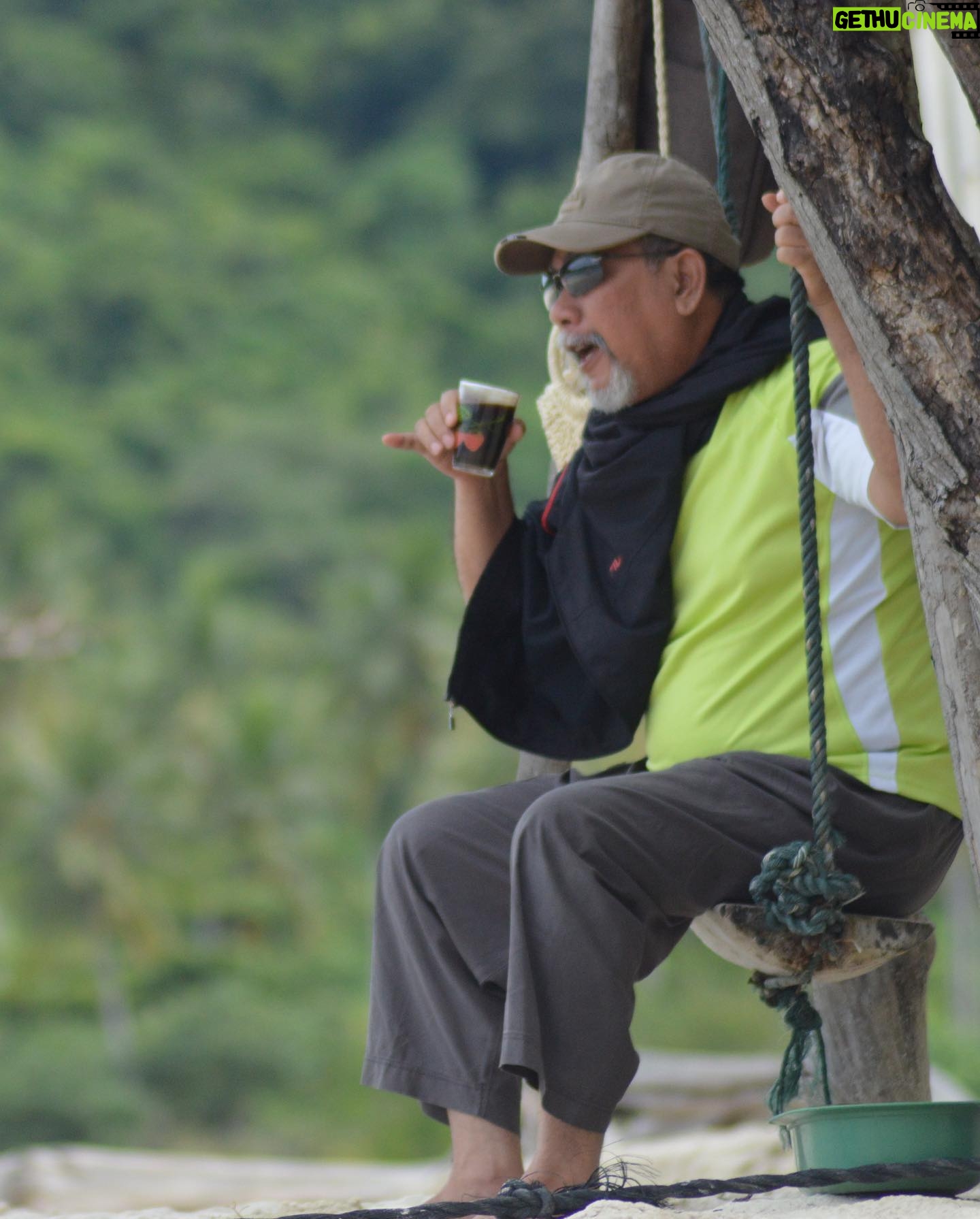 Dimas Aditya - 4.5K Likes - Pahawang photo dump 1.
Biasa ke Lampung di kotanya aja, kali ini ayah @dimsad77 ngajak keluarga ke pulau Pahawang. Ke sananya sejam menuju pelabuhan Ketapang, terus nyambung pake boat sekitar 15 menit untuk sampe ke penginapan. Vilanya ngapung sementara cuaca lagi kurang bersahabat dan pas banget tanggal 19-nya gempa di Bengkulu.. mantep deh sensasi goyangan ombaknya kebawa sampe daratan. Kondisi kamar kami pas ombak lagi gede ada di slide terakhir. Mayan bikin sport jantung tapi buatku sih enjoy yaa digoyang-goyang. Gatau deh yang lain 😂.