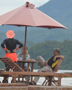 Dimas Aditya Instagram - Pahawang photo dump 1.

Biasa ke Lampung di kotanya aja, kali ini ayah @dimsad77 ngajak keluarga ke pulau Pahawang. Ke sananya sejam menuju pelabuhan Ketapang, terus nyambung pake boat sekitar 15 menit untuk sampe ke penginapan. Vilanya ngapung sementara cuaca lagi kurang bersahabat dan pas banget tanggal 19-nya gempa di Bengkulu.. mantep deh sensasi goyangan ombaknya kebawa sampe daratan. Kondisi kamar kami pas ombak lagi gede ada di slide terakhir. Mayan bikin sport jantung tapi buatku sih enjoy yaa digoyang-goyang. Gatau deh yang lain 😂.