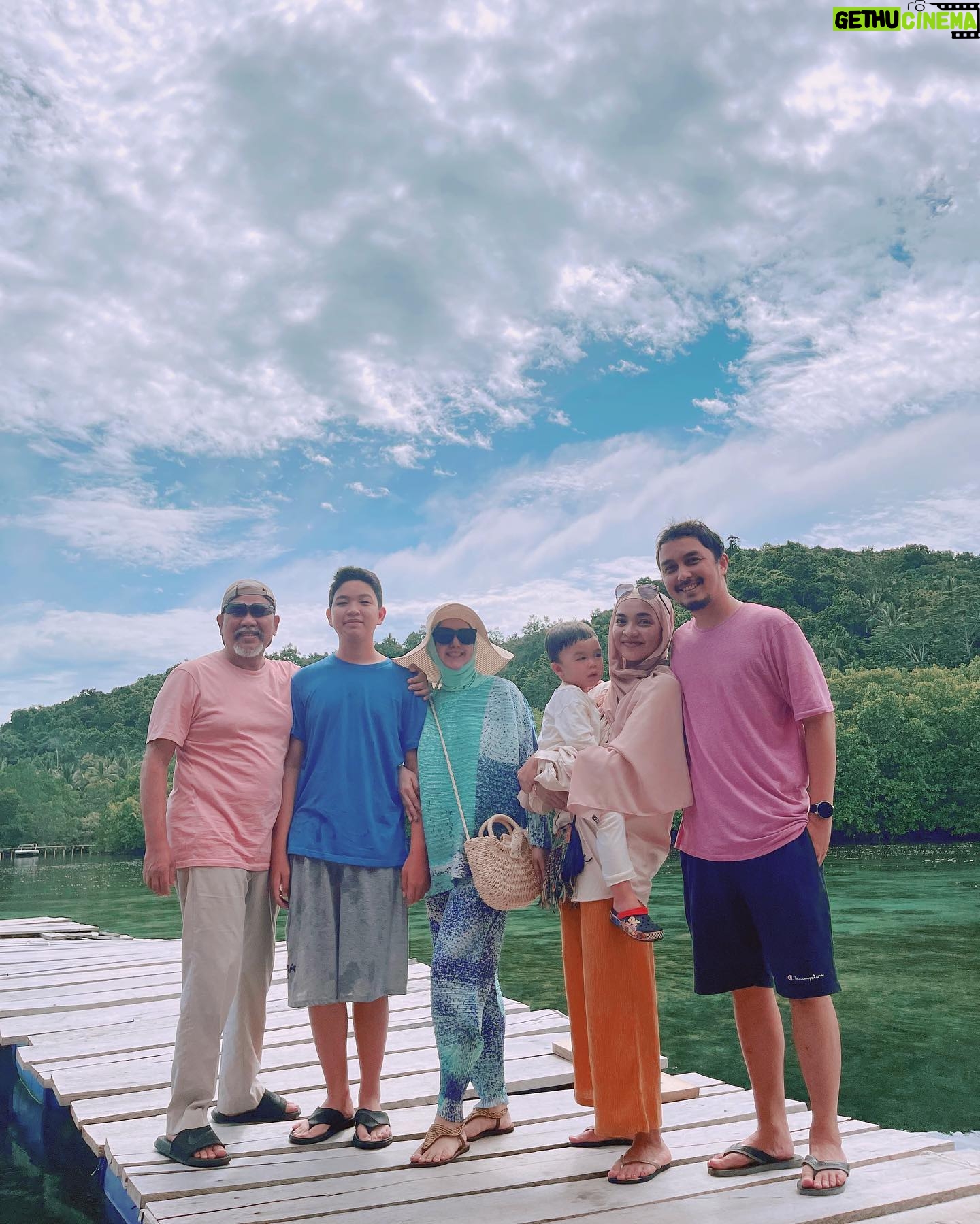Dimas Aditya - 4.5K Likes - Pahawang photo dump 1.
Biasa ke Lampung di kotanya aja, kali ini ayah @dimsad77 ngajak keluarga ke pulau Pahawang. Ke sananya sejam menuju pelabuhan Ketapang, terus nyambung pake boat sekitar 15 menit untuk sampe ke penginapan. Vilanya ngapung sementara cuaca lagi kurang bersahabat dan pas banget tanggal 19-nya gempa di Bengkulu.. mantep deh sensasi goyangan ombaknya kebawa sampe daratan. Kondisi kamar kami pas ombak lagi gede ada di slide terakhir. Mayan bikin sport jantung tapi buatku sih enjoy yaa digoyang-goyang. Gatau deh yang lain 😂.