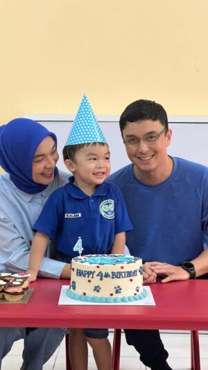 Dimas Aditya Instagram - Syukuran ulang tahun Kalam di sekolah. Sangat intimate tapi bikin anaknya sumringah dari pagi, alhamdulillaah 😄
Terima kasih bu Guru dan teman-teman, semoga setelah ini Kalam semangat sekolah.🫶🏻

📸 @jeannefam