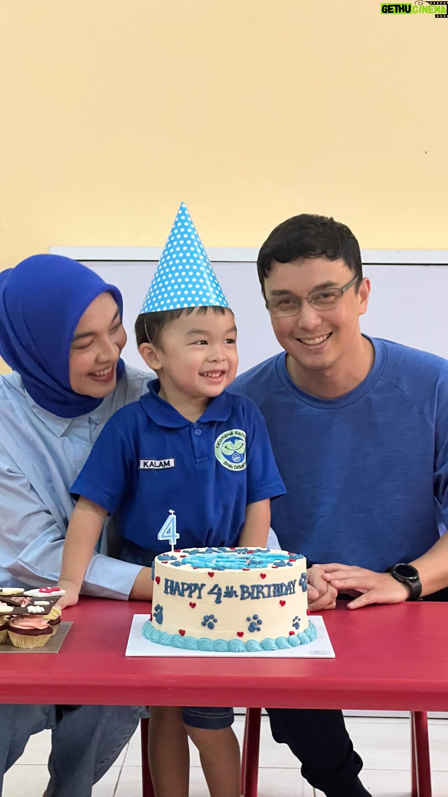 Dimas Aditya - 8.9K Likes - Syukuran ulang tahun Kalam di sekolah. Sangat intimate tapi bikin anaknya sumringah dari pagi, alhamdulillaah 😄
Terima kasih bu Guru dan teman-teman, semoga setelah ini Kalam semangat sekolah.🫶🏻
📸 @jeannefam