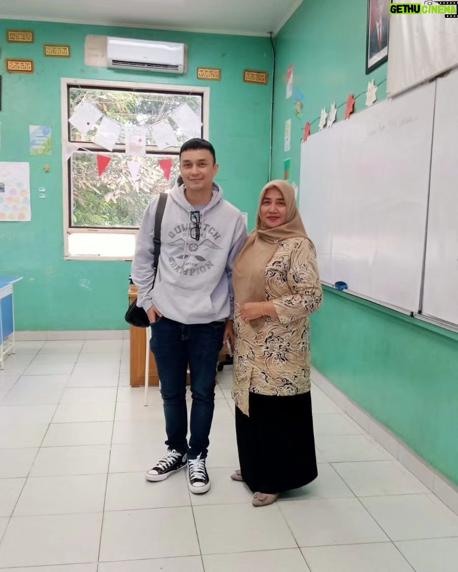 Dimas Aditya - 1.4K Likes - Bisa ketemu guru² waktu dulu di sekolah itu rasanya....... 😃 Sehat trus bapak & ibu 🙏