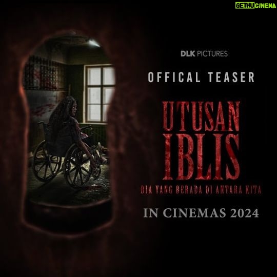 Dimas Aditya - 1.1K Likes - Official Teaser Trailer Utusan Iblis
Menceritakan Olivia (Shareefa Dannish), psikiater spesialis penyakit jiwa yang mencoba membantu Rendy (Dimas Aditya), seorang polisi, yang sedang menangani kasus pembantaian sadis yang dilakukan oleh Cantika (Cindy Nirmala) terhadap anak dan suaminya.
Setelah melewati berbagai sesi terapi, justeru kondisi psikologis Olivia menjadi buruk. Sosok mengerikan sudah lama merasuki tubuh Cantika dan menjadi alasannya menghabisi seluruh keluarganya, dan kini membuat masa lalu Olivia terungkap kembali.
Diangkat dari kisah nyata kasus pembantaian keluarga yang dilakukan oleh orang tersayang dengan alasan adanya bisikan iblis.
Saksikan segera Utusan Iblis di bioskop!
#UtusanIblis
#DLKPictures
#psychologicalhorror
#FilmHororIndonesia
@dlkpictures @diana_limbong @dyansunuprastowo
@shareefadaanish
@dimsad77
@cindynirmala
@satryajali
@oddyananta
@rizkyhanggono
@rhesaputri
@messigusti_
@rachelmikhayla
@lucky_moniaga