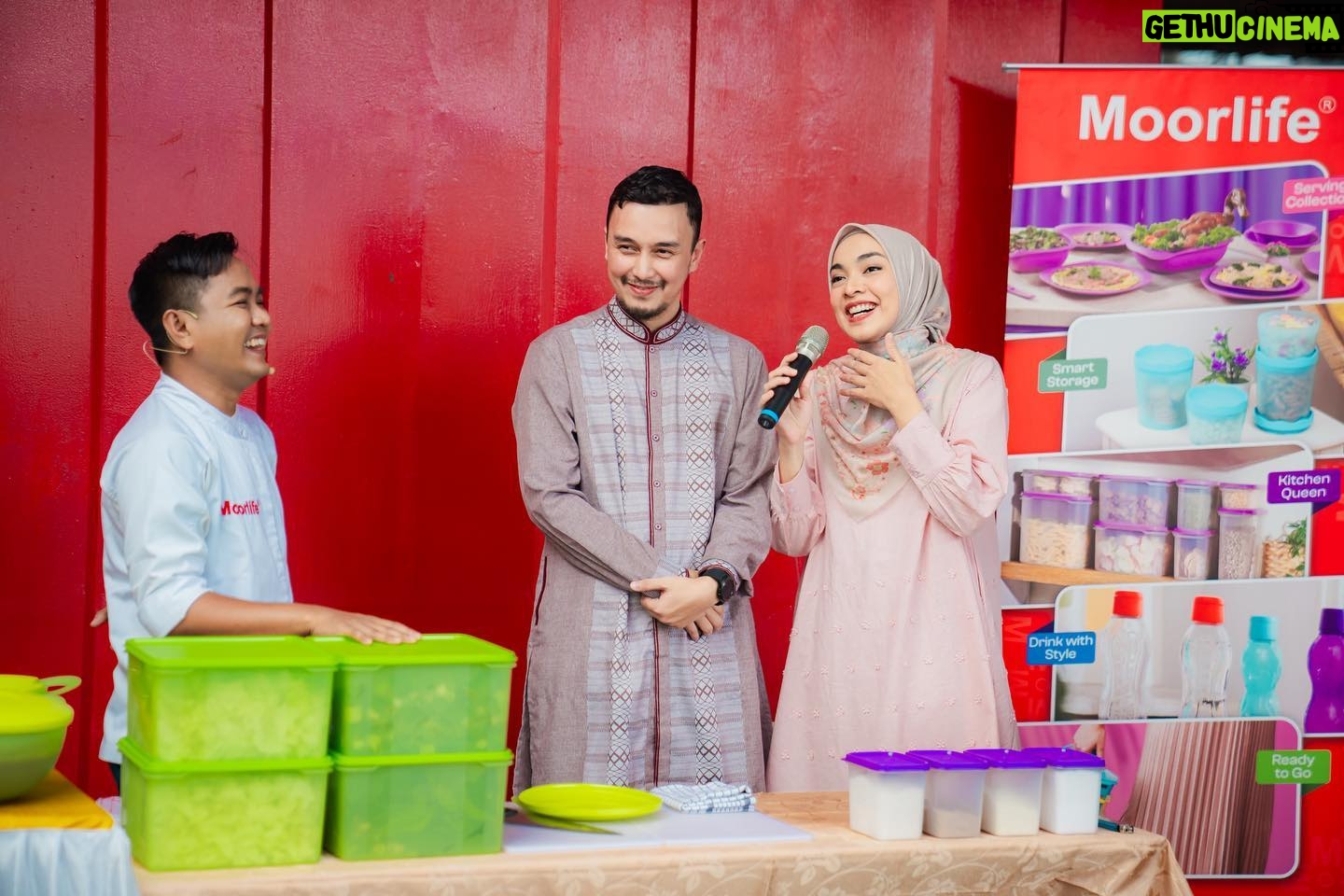 Dimas Aditya - 756 Likes - Keseruan event Moorlife Berbagi Berkah Qurban di 38 provinsi kemarin. Selain dapat tausiyah bermakna dari @ustad_solmed , bisa nyicipin tongseng enak buatan chef @gilang_ramadhano , bonus dapat wadah yang sustainable pula. Semangat berbagi @moorlife.official , semoga selalu mendatangkan keberkahan. Bangga produk lokal! ❤️