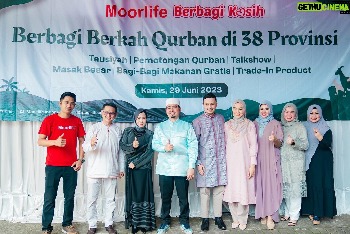 Dimas Aditya - 756 Likes - Keseruan event Moorlife Berbagi Berkah Qurban di 38 provinsi kemarin. Selain dapat tausiyah bermakna dari @ustad_solmed , bisa nyicipin tongseng enak buatan chef @gilang_ramadhano , bonus dapat wadah yang sustainable pula. Semangat berbagi @moorlife.official , semoga selalu mendatangkan keberkahan. Bangga produk lokal! ❤️