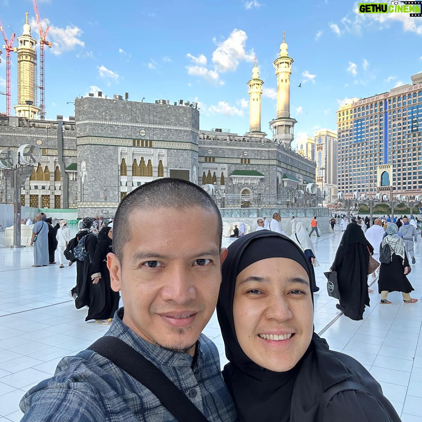 Dimas Seto - 97.2K Likes - Alhamdullillah, Allah izin kan kami berkunjung ke rumah Mu, penggantian tahun di tempat yg berbeda 🤲🏻