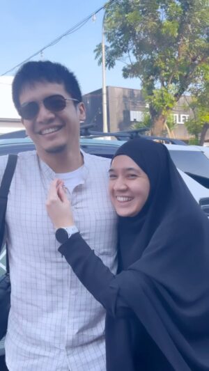 Dimas Seto Instagram - Pisah sebentar aja kangen ☺️ 

Perjalanan penuh cinta 😁 untuk anak2 tercinta @rumahquranmusawarah 
Semoga bisa support dan nebar kebaikan bareng @indonesianalqurancenter @ktq.iac.official 

Bareng love bird kesayangan aku @ratuisyellnrzr @billyjoeava